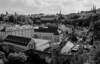 Le quartier du Grund à Luxembourg et l’abbaye de Neumünster au bord de l’Alzette, en noir et blanc